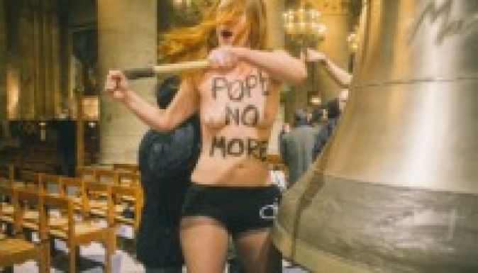 Félmeztelen Femen-aktivisták „ünnepelték