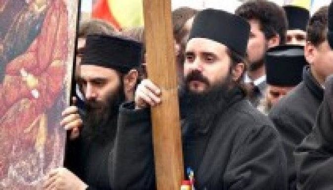 Papok tüntettek a mikrocsipes okmányok ellen