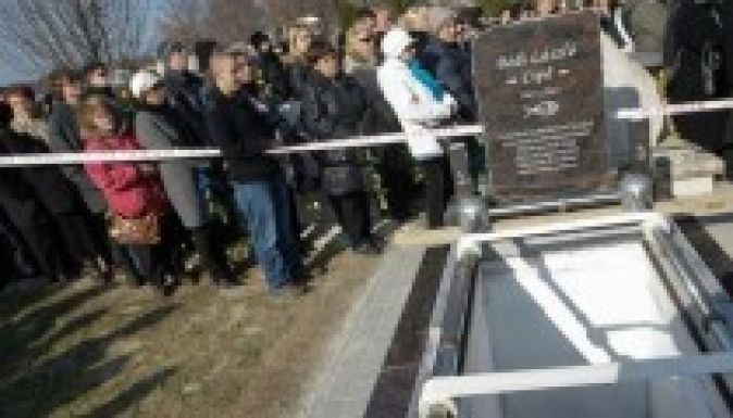 Elköszöntek tisztelői a Republic frontemberétől a zenész sírjánál