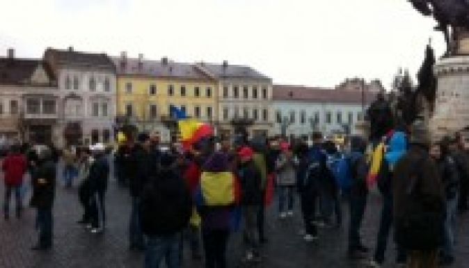 Nagyvárosokban szolidarizáltak a fejpántos diákkal