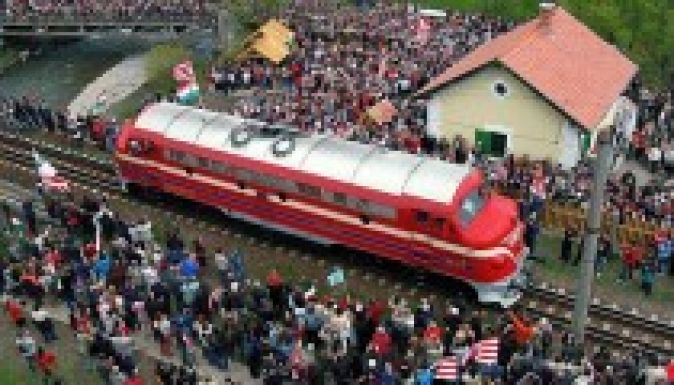 Mátyás király portréja díszíti az idei csíksomlyói zarándokvonatot