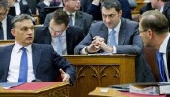 Meghátrál az Európai Bizottság előtt a Fidesz