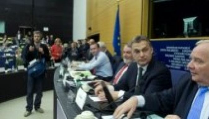 Játszmát nyert Orbán Viktor Redinggel szemben