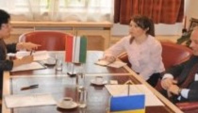 Magyar zászlóval fogadták az olasz nagykövetet Bukarestben