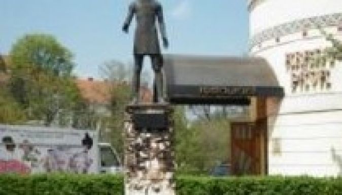 Felgyújtották Petőfi Sándor szobrát Beregszászon