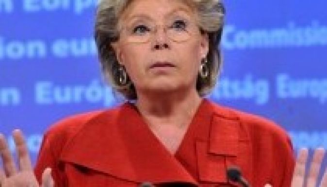 Viviane Reding nem vall színt a Fidesz kizárásával kapcsolatban