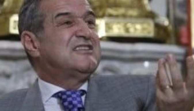 Az országhatárról fordították vissza a rendőrök Gigi Becalit