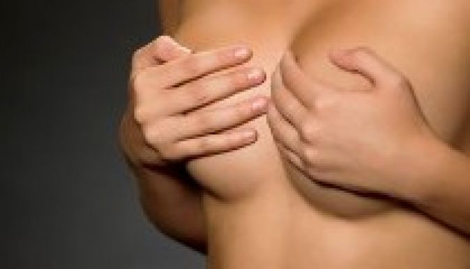 Egyre több nő követné a melleitől megvált Angelina Jolie példáját