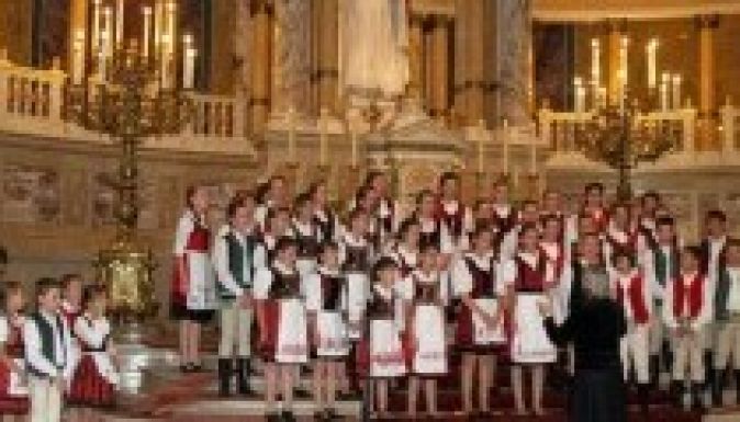 Szovátai kolostorra gyűjt a Balatonnál Böjte Csaba és nyárádmenti kórusa