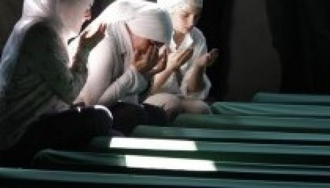 Szerbia mély részvétét fejezte ki a srebrenicai áldozatok családjainak