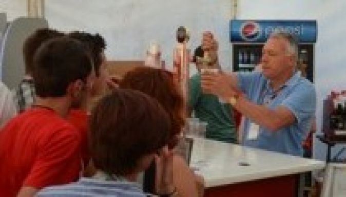 Sört csapolt Borbély László a kolozsvári Félsziget Fesztiválon