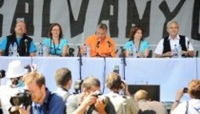 Paradicsomok röpködtek Orbán Viktor felé Tusnádfürdőn