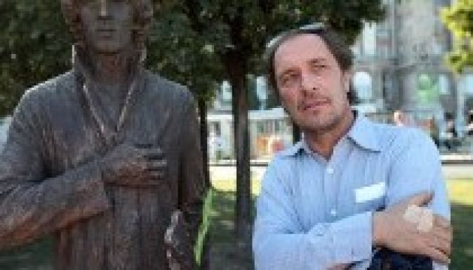 Felavatták Cseh Tamás szobrát a Gellért téren