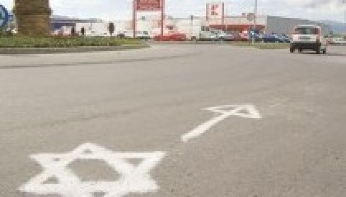 Aszfaltra pingált zsidózás Csíkszeredában