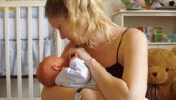 A simogatás fejleszti a csecsemő szociális képességeit