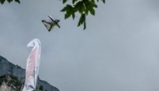 Nagy erőkkel keresik Kínában a szárnyasruhás ugrás magyar bajnokát