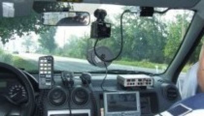 Tesztelik a gépkocsivezetőkön az új KRESZ-t