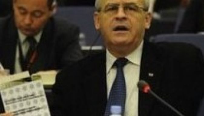 Elhalasztatná a kitüntetések becsületbíróságának ülését Tőkés