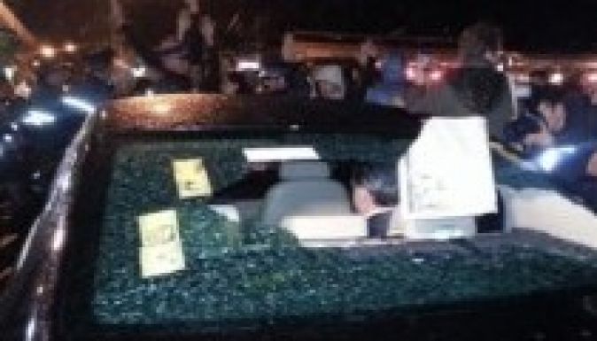 Tüntetők betörték a kulturális miniszter autójának szélvédőjét