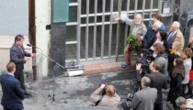 Emléktáblát avattak Robert Capa egykori budapesti lakóhelyének falán