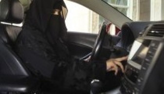 Letartóztattak 14 szaúdi nőt, mert volánhoz mertek ülni