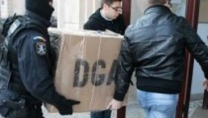 Adócsaló bűnszövetkezetre csaptak le az ügyészek