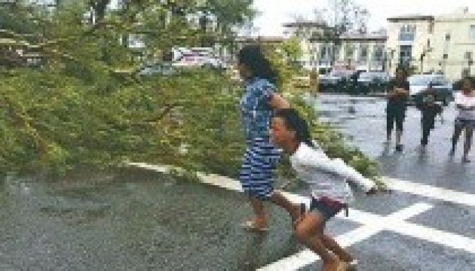 A Fülöp-szigeteken pusztít az év leghevesebb tájfunja (VIDEÓ)