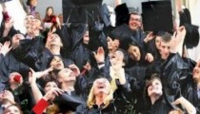 Jövőtől gyakornokként kezdhetik pályájukat a friss diplomások