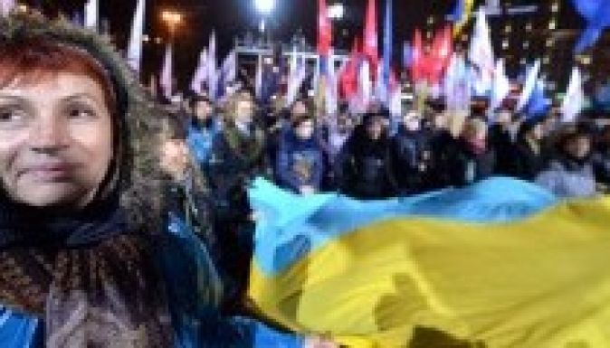 Tízezrek tüntetnek Kijev főterén a vilniusi fejleményeket várva