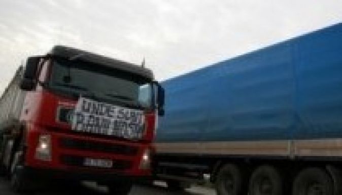 Megkezdődött a hazai fuvarozók munkabeszüntetése