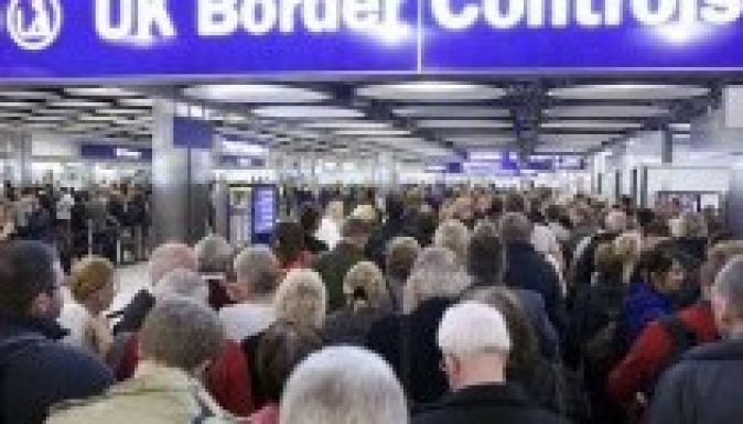 Brit konzervatívok: „logikus lépés” lenne 2018-ig kizárni a románokat