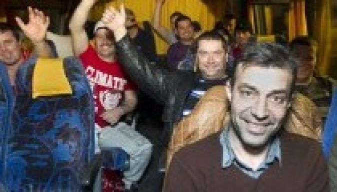 Brit újságíró kísért útjára egy busznyi román munkavállalót