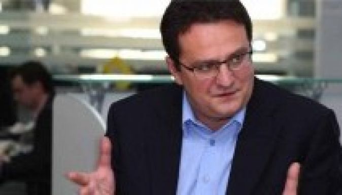 Egy ismert nevű hacker feltörte a SRI főnökének e-mailcímét