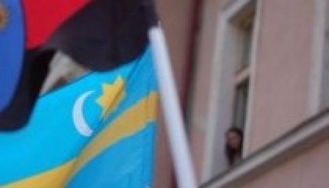 Törvénnyel rendezné a zászlóvitákat a kormány