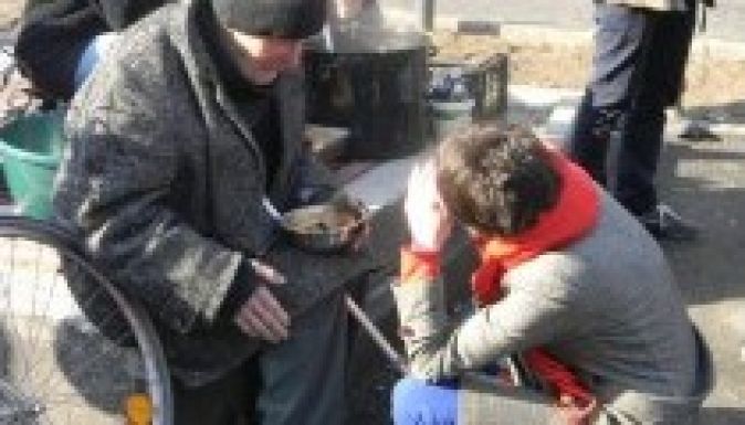 Hajléktalanokat vendégeltek meg Kolozsváron (GALÉRIA)