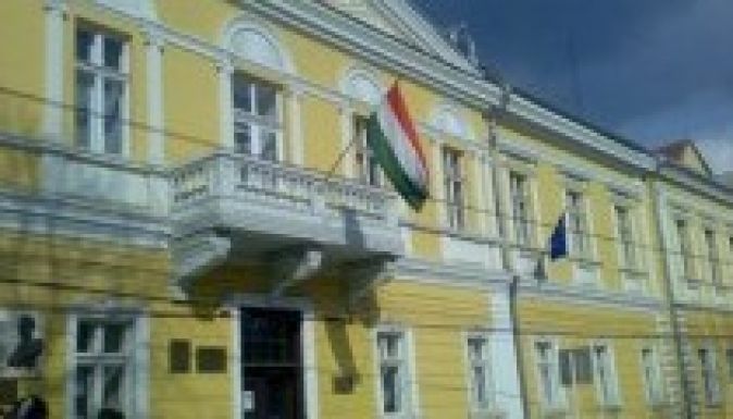 A zászlók sorrendje is zavarja a háromszéki prefektust