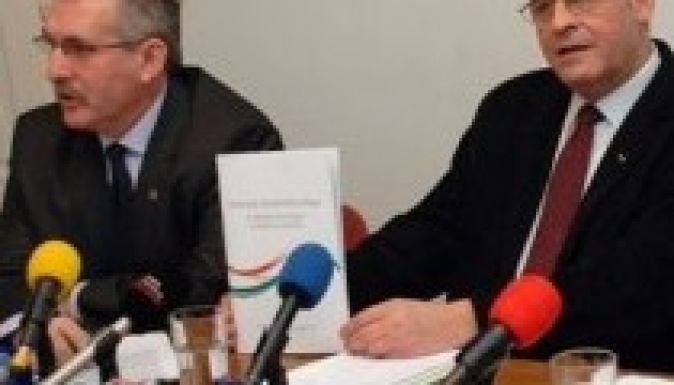 Visszaélnek 200 ezres adatbázisukkal Tőkés Lászlóék?