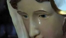 Olajat könnyezik egy izraeli Madonna-szobor