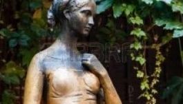 Fényesre tapogatták Júlia melleit, ezért elköltözik