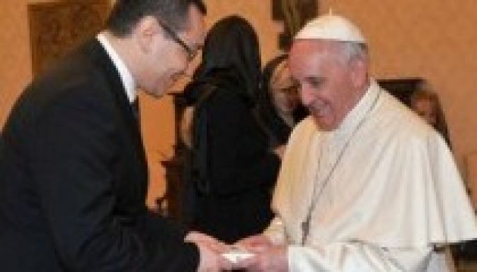 Hagi-mezzel lepte meg a pápát Victor Ponta