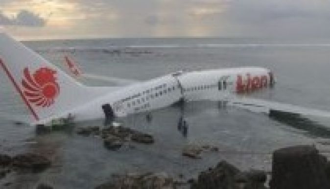 Tengerbe zuhant egy malajziai utasszállító gép