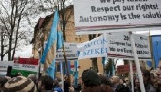 A járdán menetelnek a székelyek Marosvásárhelyen