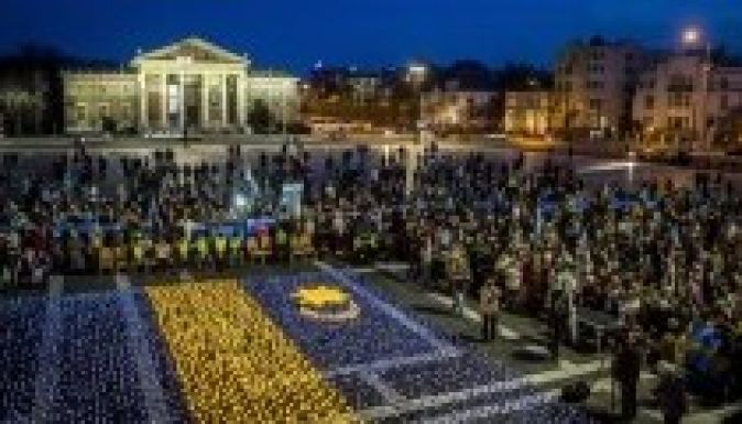 Budapesten kék-sárga mécsesek lobogtak a székely autonómiáért