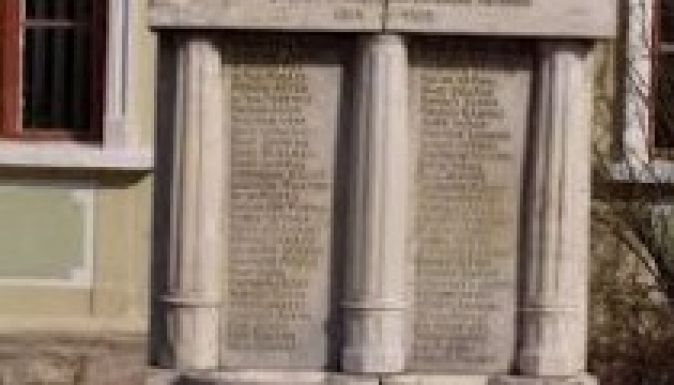 Már az emlékművekbe is beleköt a háromszéki prefektus