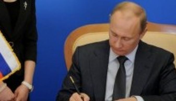 Putyin aláírta a Krímet független államként elismerő rendeletet