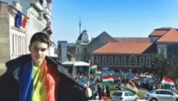A román sajtó sztárja a magyar nemzeti ünnepen pózoló fiú