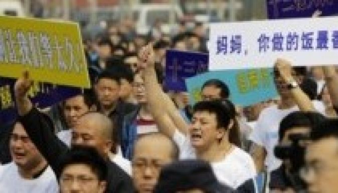 Az eltűnt gép utasainak dühös hozzátartozói Malajzia ellen tüntetnek