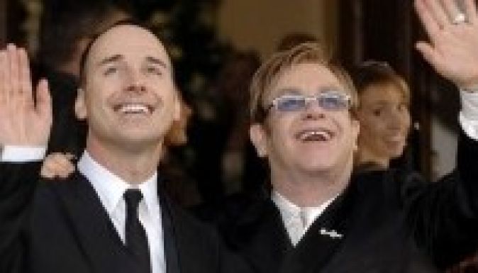 Elton John is összeházasodik élettársával