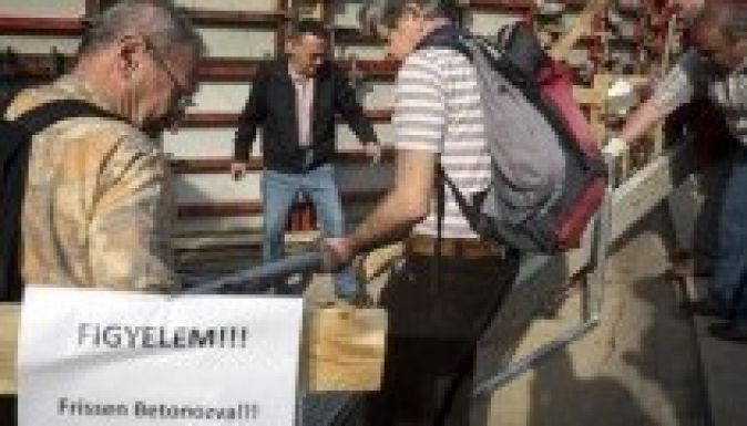 Ismét lebontották a kordont a német megszállás épülő emlékművénél