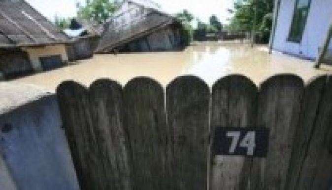 Földönfutókká tett családokat az árvíz Dél-Romániában